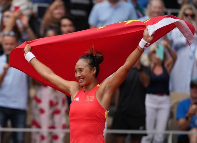 巴黎奥运会丨网球——女单：郑钦文夺冠XxjpseC007167_20240804_MVPFN0A001.jpg