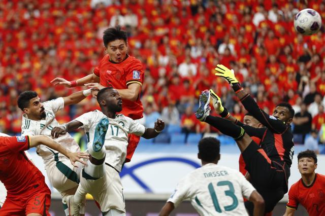 开云体育官网-【世预赛】蒋圣龙造乌龙+造红牌 国足1比2沙特